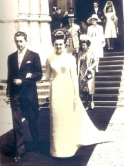 Carlos y Ana de Orleans el d�a de su boda. Al fondo detr�s de Ana y terminando de bajar las escaleras, la infanta Alicia