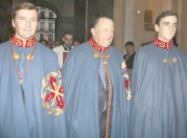 Los descendientes agnados de Alicia I, su recientemente fallecido hijo Carlos, su nieto Pedro, y su bisnieto Jaime, con el manto de la Orden Militar Constantiniana de San Jorge 