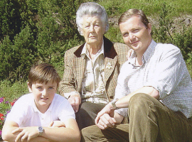 La reina Alicia de Borb�n Parma junto a su nieto el infante Pedro y su bisnieto Jaime tras una cacer�a durante unas vacaciones estivales
