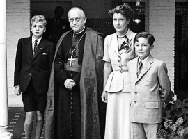 S.A.R. do�a Alicia junto a su hijo Carlos, su sobrino "Juanito" y obispo de la di�cesis de Madrid-Alcal�, en "Las Jarillas" el 18 de abril de 1949.