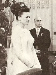 Carlos y Ana de Orleans el d�a de su boda. Al fondo, en el costado izquierdo de Ana se encuentra S.M. don Roberto II.