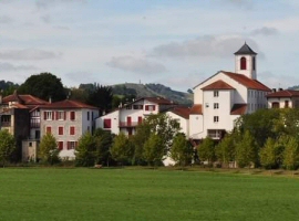 Panor�mica de la villa navarra de Donapaleu (Saint Palais).Sede de la Senescal�a de Navarrada, con la iglesia de Jondoni Paulo o Saint-Paul sede de los Estados Generales del Reino de Navarra en Donapaleu, y la Ceca de Donapaleu o H�tel de La Monnaie.